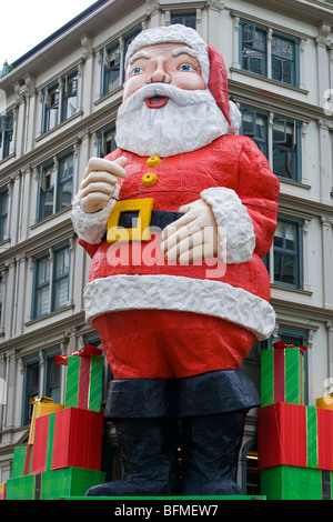 Iconico di Babbo Natale al di fuori Whitcoulls book shop Queen Street Auckland Nuova Zelanda Foto Stock