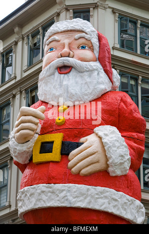 Iconico di Babbo Natale al di fuori Whitcoulls book shop Queen Street Auckland Nuova Zelanda Foto Stock