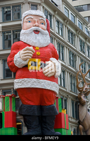 Iconico di Babbo Natale al di fuori Whitcoulls book shop Queen Street Auckland Nuova Zelanda Foto Stock