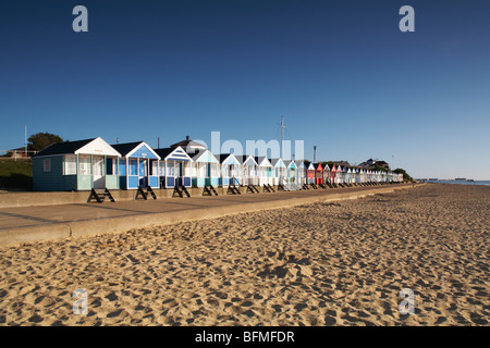 Gran Bretagna Inghilterra East Anglia Suffolk Southwold Beach capanne allungandosi lungo promenade Foto Stock