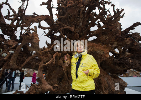 L'artista inglese Angela Pamler sorge a Londra in Trafalgar Square per la sua foresta fantasma in viaggio mostra d'arte. Foto Stock