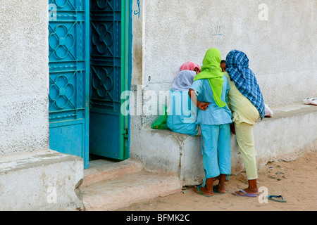 Giovani ragazze Nubian presso un villaggio nei pressi di Aswan, Egitto. Foto Stock