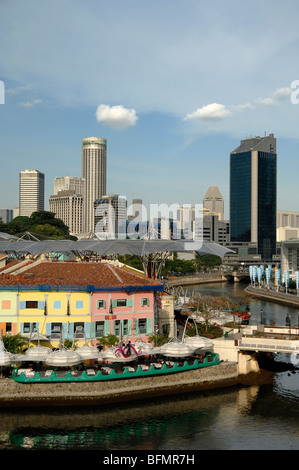 Vista sulla città di Riverside Bar e ristoranti di Clarke Quay, il fiume Singapore, e lo skyline del quartiere finanziario, Singapore Foto Stock