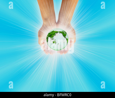 Globo incandescente in mani Foto Stock