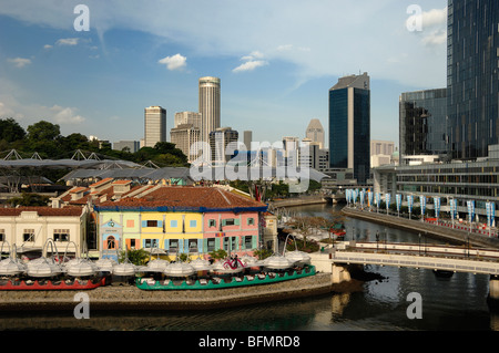 Cityscape, Townscape, Skyline & Vista della Citta' dei ristoranti e bar sul fiume Clarke Quay, del fiume Singapore e dello skyline del quartiere finanziario di Singapore Foto Stock