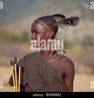 Un Samburu avviare in costume tradizionale con il scuoiati uccelli ha girato con frecce smussato pendente dal suo cinturino. Foto Stock