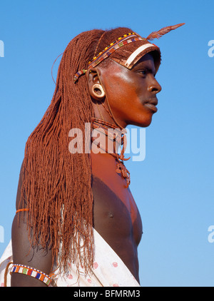 Un Samburu guerriero in abito tradizionale con lunghi capelli ochred. Foto Stock