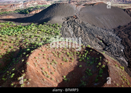 Andrew s vulcano, uno dei numerosi crateri vulcanici punteggiando il costone vulcanico, noto come la barriera. Foto Stock