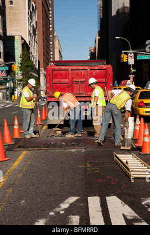 Commercianti su una strada personale che lavora su una strada di città, NYC Foto Stock