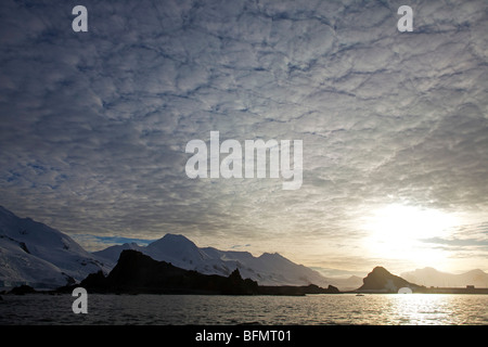 L'Antartide, Penisola Antartica, Half Moon Bay, uno sfondo drammatico ripara il sito di un Argentinan stagionale base scientifica. Foto Stock