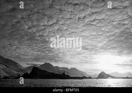 L'Antartide, Penisola Antartica, Half Moon Bay, uno sfondo drammatico ripara il sito di un Argentinan stagionale base scientifica. Foto Stock