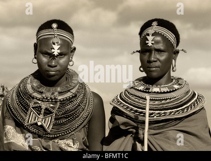 Kenya,Laikipia. Laikipiak Maasai donne abbigliate in decorazioni copricapo e collane di partecipare a un matrimonio. Foto Stock