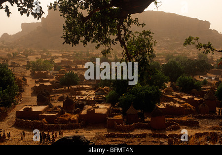 Mali, Bandiagara scarpata, Songho. Una vista del villaggio di Songho in 'Dogon Paese" sostenuta da regioni periferiche scogliere di Bandiagara. Foto Stock