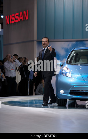 Carlos Ghosn CEO di Nissan posano con la a emissioni zero auto Nissan all'edizione 2009 del Motor Show di Tokyo. Foto Stock