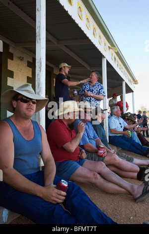 Australia, Queensland, Birdsville. I bevitori si trova al di fuori del Birdsville Hotel durante il Birdsville annuale per le gare di Coppa del. Foto Stock