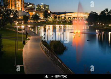 In Australia, in Sud Australia, Adelaide. Vista lungo fiume Torrens all'Adelaide Festival Centre e dal Centro Convegni. Foto Stock