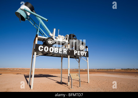 In Australia, in Sud Australia, Coober Pedy. Una soffiante (carrello utilizzato per estrarre lo sporco dalle miniere di opale) accoglie i visitatori alla città. Foto Stock