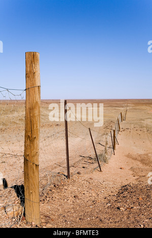 In Australia, in Sud Australia, Coober Pedy. Il recinto del cane : i mondi più lungo la recinzione, stretching 5300km, costruita per tenere fuori il dingo Foto Stock