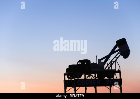 In Australia, in Sud Australia, Coober Pedy. Una soffiante (carrello utilizzato per estrarre lo sporco dalle miniere di opale) accoglie i visitatori alla città. Foto Stock