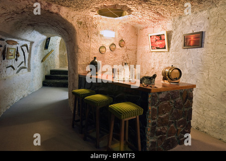 In Australia, in Sud Australia, Coober Pedy. Bar di Faye sotterraneo della casa, costruita da 3 donne negli anni sessanta con prelevamento e pala. Foto Stock