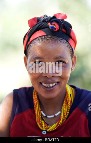 La Namibia, Bushmanland. Ritratto di una SAN (Bushman) donna al villaggio Nhoqma (pronunciato //Nhoq'ma) vicino Tsumkwe Foto Stock