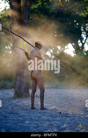 La Namibia, Bushmanland. Una SAN (Bushman) hunter si appoggia al villaggio Nhoqma (pronunciato //Nhoq'ma) dopo una giornata di tracking. Foto Stock