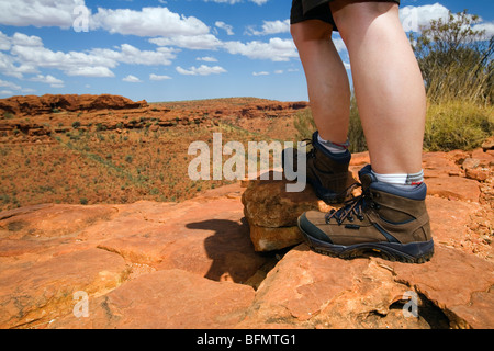 Australia, Territorio del Nord, Watarrka (Kings Canyon) Parco Nazionale. Escursionista sul Kings Canyon Rim a piedi. (MR) (PR) Foto Stock