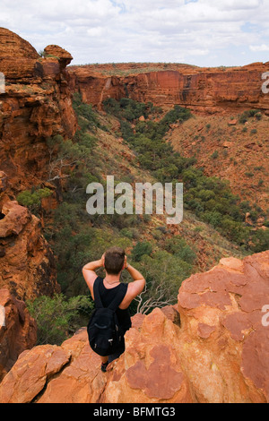 Australia, Territorio del Nord, Watarrka (Kings Canyon) Parco Nazionale. Un uomo si affaccia su Kings Canyon. (MR) (PR) Foto Stock