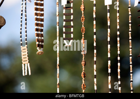 La Namibia, Bushmanland. Dettaglio dello struzzo-shell gioielli realizzati da San (Bushman) donne al villaggio Nhoqma (pronunciato //Nhoq'ma). Foto Stock