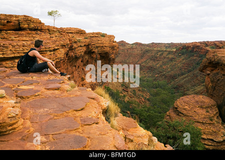 Australia, Territorio del Nord, Watarrka (Kings Canyon) Parco Nazionale. Un escursionista si affaccia su Kings Canyon. (MR) (PR) Foto Stock