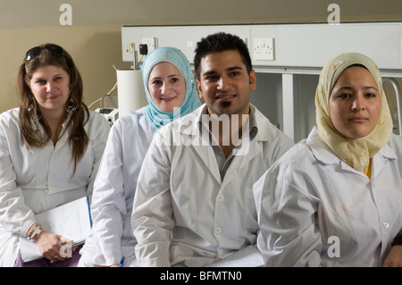 Farmacia gli studenti in Laboratorio Beirut università araba Libano Medio Oriente Asia Foto Stock