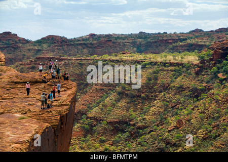 Australia, Territorio del Nord, Watarrka (Kings Canyon) Parco Nazionale. Gli escursionisti sul canyon del bordo. (PR) Foto Stock