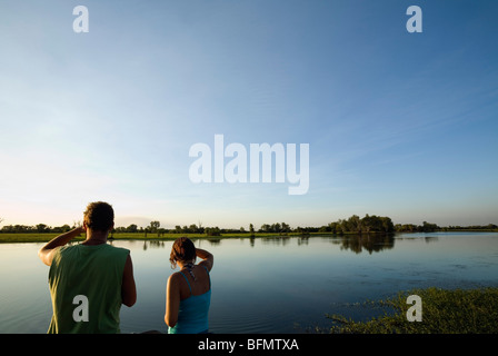 Australia, Territorio del Nord, il Parco Nazionale Kakadu, Cooinda. I turisti si affacciano sull'acqua gialla zone umide.(PR) Foto Stock