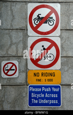 Vietato segni, No Escursioni in bicicletta, Equitazione No, No Motobikes, Vietato fumare, Singapore Foto Stock