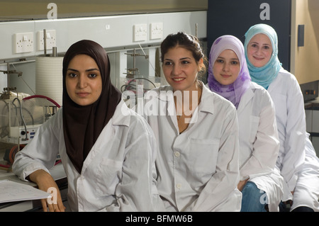 Farmacia gli studenti in Laboratorio Beirut università araba Libano Medio Oriente Asia Foto Stock