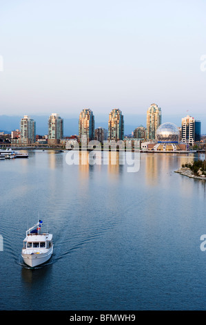 Canada, British Columbia, Vancouver, Telus il mondo della scienza, su False Creek Foto Stock