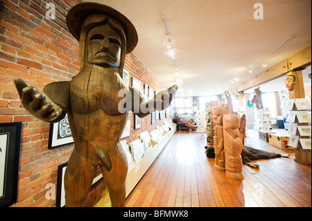 Canada, British Columbia, Vancouver, prima nazione arte aborigena opera in un Gastown gallery Foto Stock