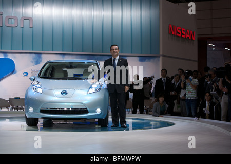 Carlos Ghosn CEO di Nissan posano con la a emissioni zero auto Nissan all'edizione 2009 del Motor Show di Tokyo. Foto Stock