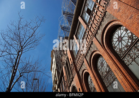 Spagna, Cataluna, Barcellona Eixample, la scultura e la facciata della Fundacio Antoni Tapies centro culturale e museo. Foto Stock