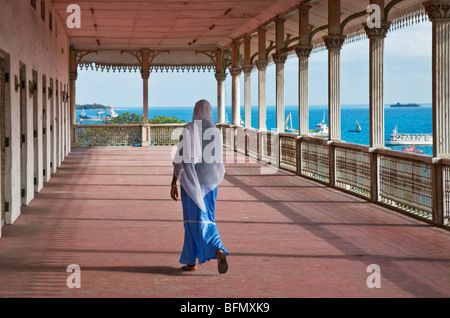 Tanzania, Zanzibar Stone Town. Una donna Zanzibari sul balcone di Beit al-ajaib o Casa delle meraviglie, (Sultan Barghash 1883) Foto Stock