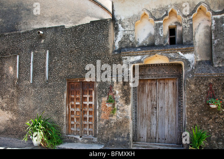 Tanzania, Zanzibar Stone Town. Vecchie porte della cattedrale anglicana Chiesa di Cristo e la sua fondazione prevista in occasione del Natale 1873. Foto Stock