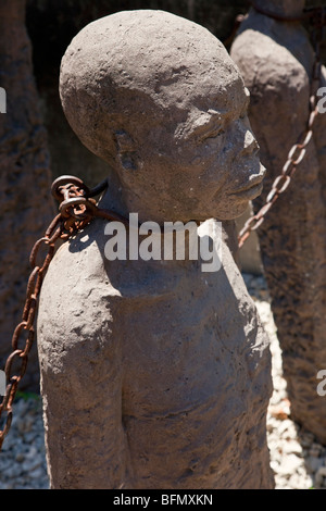 Tanzania, Zanzibar Stone Town. Un promemoria degli orrori del commercio di schiavi è rappresentato in una scultura moderna. Foto Stock