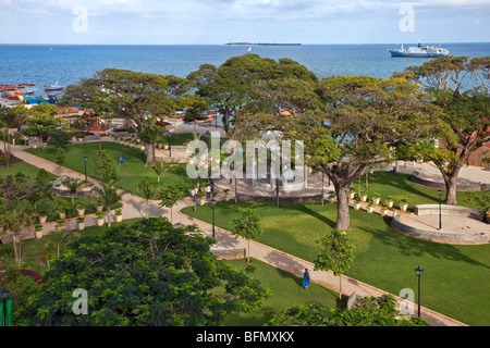 Tanzania, Zanzibar Stone Town. Le attraenti giardini Forodhani grazia il lungomare di fronte a Beit al-ajaib, casa delle meraviglie Foto Stock