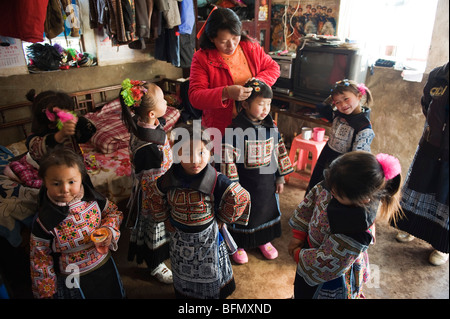 Cina, Guizhou, Xinyao village, ragazze tenetevi pronti per le 4 guarnizioni Miao il nuovo anno lunare festival Foto Stock