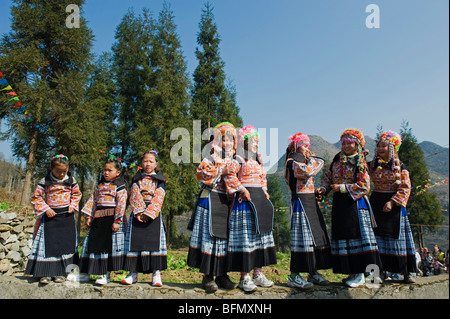 Cina, Guizhou, Xinyao village, ragazze a 4 guarnizioni Miao il nuovo anno lunare festival Foto Stock