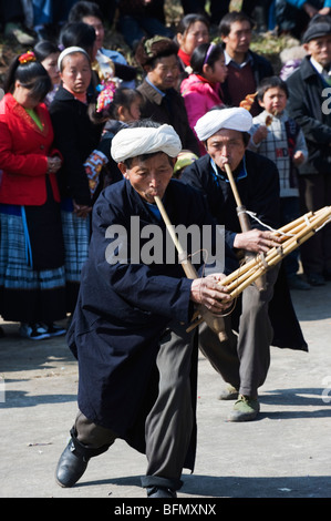 Cina, Guizhou, Xinyao village, 4 guarnizioni Miao il nuovo anno lunare festival, gli uomini che giocano il lusheng Foto Stock