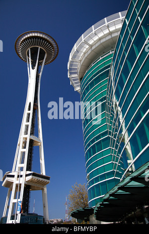 Stati Uniti d'America, Washington, Seattle Belltown, il Seattle Space Needle e di un ufficio commerciale edificio. Foto Stock