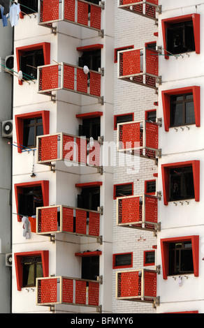 Contemporaneo di balconi rosso & modelli di finestra sul condominio edificio, di proprietà o di immobili, Singapore Foto Stock