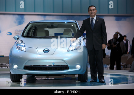 Carlos Ghosn CEO di Nissan posano con la a emissioni zero auto Nissan all'edizione 2009 del Motor Show di Tokyo. Foto Stock