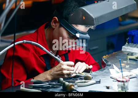 Holland, Paesi Bassi, provincie Noord Holland, Amsterdam, quartiere Jordaan. Fresa diamantata in un diamante workshop di taglio. Foto Stock